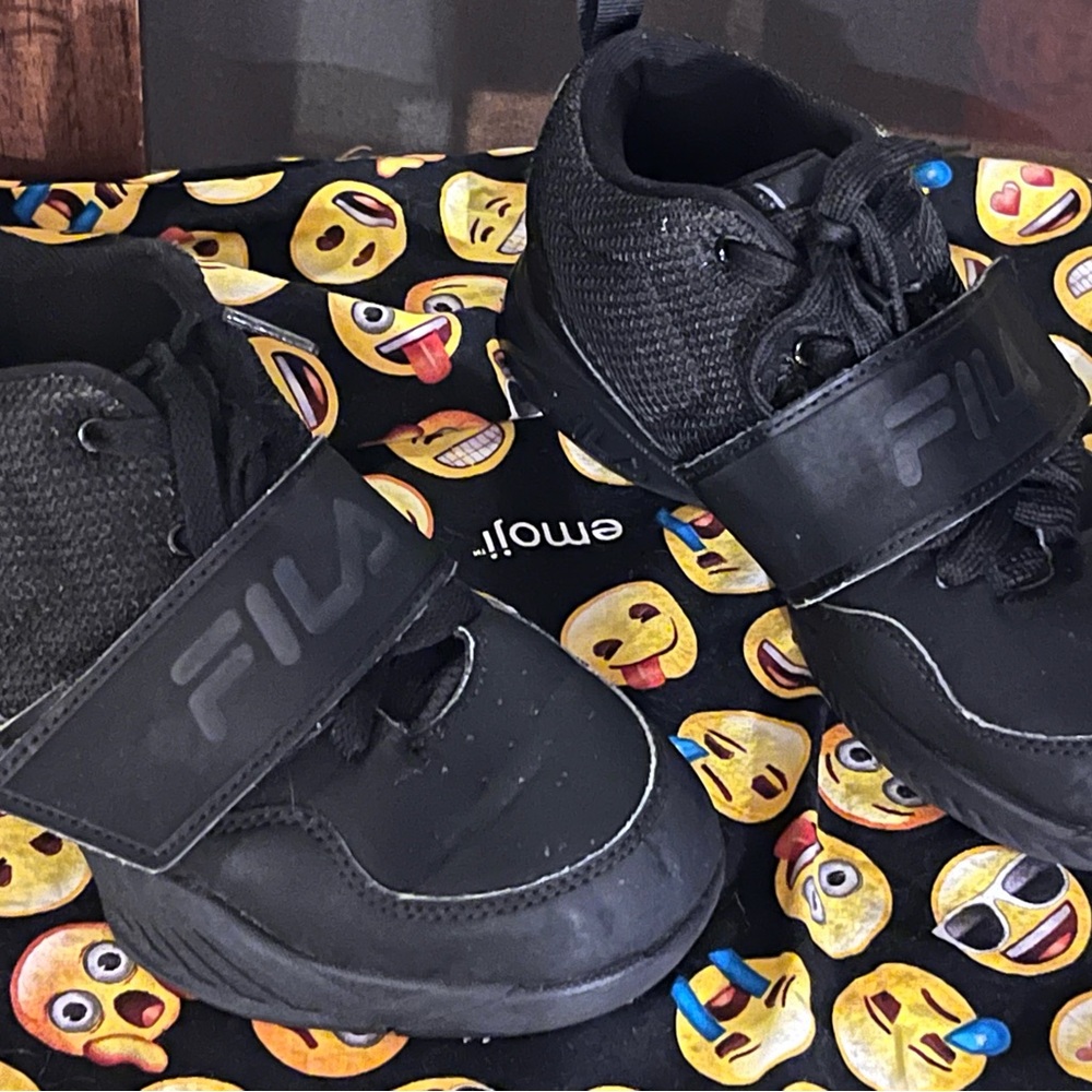 Big kids size 4 black fila tennis shoes